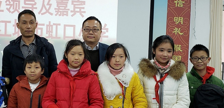 爱满怀，1277星际电子游戏爱心书架落户都江堰虹口小学